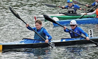 Luan Große (l.) und Karl Fröhner holten sich bei der Regatta in Döbeln im K2 der Schüler B über 200 Meter den Sieg. 