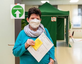 Hannelore Uhlitzsch hatte als langjährige Leserin der "Freien Presse" aus der Zeitung von der Impfaktion im Rochlitzer Bürgerhaus erfahren. Am gestrigen Freitag war sie die erste, die die Spritze gegen Corona erhielt. 