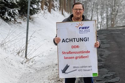 Klaus Kampf aus Neudorf bleibt skeptisch, was die Ankündigung zum Straßenbau betrifft. Er hebt seine Protestplakate daher auf. 