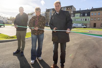 Carsten Strobach von der Baufirma, Planerin Corinna Arnold und Oberbürgermeister André Raphael (von links) haben den Parkplatz am Montag eröffnet.