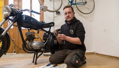 Tiefschneefahren liebt Stephan Drichelt aus Kirchbach besonders. Die MRT 125/3 ist einsatzbereit. nach der Tour wird sie wieder sauber gemacht und gefettet. Dann geht nichts kaputt.
