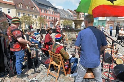 Die Gruppe Mambo Vipi aus Chemnitz eröffnete mit ihrer Weltmusik die Schau unter freiem Himmel. 