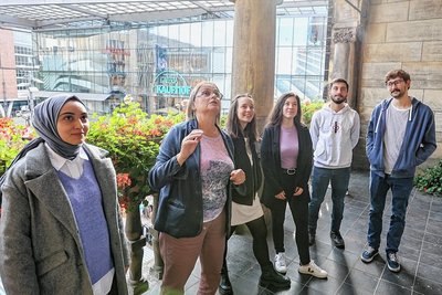 Freiwillige aus ganz Europa zu Besuch im Rathaus: Von der städtischen EU-Koordinatorin Pia Sachs (2.v.l.) erfahren - von links - Dilara Uysal (Türkei), Regina Dietrich (Ungarn), Maria Miralles (Spanien), Cemal Cen Erden (Türkei) und Vasco Ahreida (Portugal) etwas über die Geschichte der Stadt. 