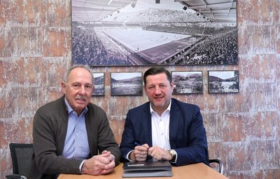 FCE-Präsident Roland Frötschner mit Olaf Albrecht nach der Vertragsunterzeichnung.