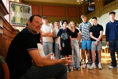 Er polarisierte: Max in der Rolle des Nazis Torsten. Das Foto entstand, als die Schüler noch nicht wussten, dass es sich bei den Akteuren um Schauspieler handelt. Auch gegenüber der Presse verhielt sich „Torsten“ misstrauisch.