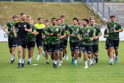 Nach dem lockeren Einlaufen mit Co-Trainer Felix Brand (links) ging es bei der ersten Trainingseinheit gleich intensiv zur Sache.