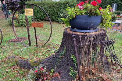 Auch ein altes Zaunelement schmückt den neuen Verweil-Ort auf dem Peniger Friedhof.