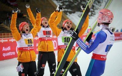 Eric Frenzel - einfach nur Freude pur: Katharina Althaus, Carina Vogt, Richard Freitag und Severin Freund (von links) nach dem Gold-Coup im Mixed-Teamspringen.