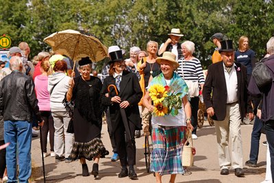 Beim Umzug machten viele Ursprunger mit, teils in edlem Zwirn.