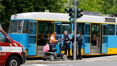 Ein Elektro-Rollstuhl und eine Straßenbahn stoßen am Mittwoch in Chemnitz zusammen.