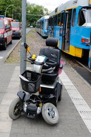 Der Rollstuhlfahrer soll nach ersten Informationen verletzt worden sein.