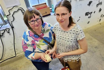 Der fertige Kern braucht lang. Peggy und Laura Ulrich basteln sich eine Kette daraus.