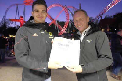 Am 19. September erhielt der TC Nemo Plauen - im Foto Flossenschwimmer Robert Golenia (links), Mitglied der deutschen Nationalmannschaft, und Pressesprecher Falko Greim - bei einer Auszeichnungsveranstaltung im Freizeitpark Plohn den Stern des Sports in Bronze verliehen.