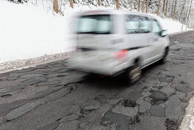 Schlaglochpiste und Flickenteppich: die Karlsbader Straße zwischen Cranzahl und Neudorf. Dieses Jahr soll der Abschnitt grundhaft erneuert werden.
