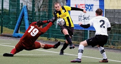 Die Fußballer des SC Altmittweida, hier mit Toni Nowack (M.), erkämpften sich bei Handwerk Rabenstein II ein Unentschieden. 