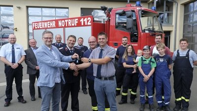 OB Raphael Kürzinger (vorn links) überreichte die Schlüssel für den Rüstwagen an den Weischlitzer Bürgermeister Steffen Raab.