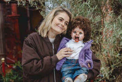 Hazel Brugger mit einer von Daniel Thieleman kreierten Horrorpuppe.