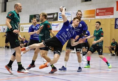 Der HC Glauchau/Meerane mit Tim Esche (am Ball) hat in der Sachsenlandhalle nichts anbrennen lassen und Apolda bezwungen. 