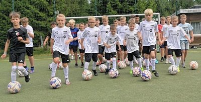 32 Nachwuchskicker haben am Filzteich ein Fußballcamp absolviert und den Umgang mit dem Ball geübt. 