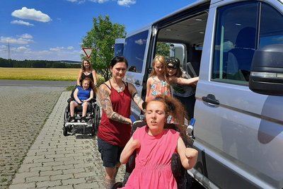 Ohne den Bus wäre das Leben von Fanny und Stella und der Familie deutlich komplizierter. Im Bild sind auch Mutter Stephanie Dittrich-Schulz (Mitte), die beiden Geschwister Siiri und Rokki (r.) sowie Helen Winkler. 