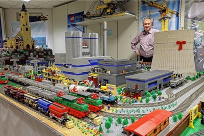 Mike Schenker in der Lego-Ausstellung.
