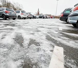 Auf dem Parkplatz an der Plauener Festhalle reihen sich die Eisschollen aneinander. 