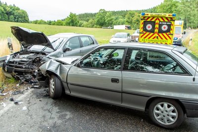 Bei der Kollision mit dem Opel wurde der VW gegen die Leitplanke gedrückt.