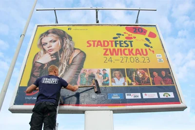 Die Firma Comedia Concept klebt derzeit etwa 100 Großplakate mit denen für das Stadtfest geworben werden soll, in Zwickau und dem Umland.