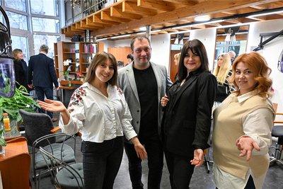 Anna Kravchenko, Olek Bochko, Irina Bochko und Tetiana Burak sind das Team des neuen Friseursalons „IB“.