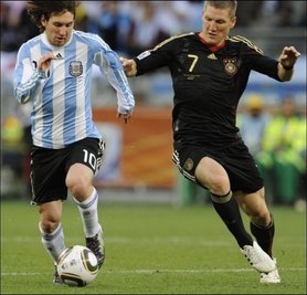 Bastian Schweinsteiger (r.) war der überragende Regisseur beim 4:0 gegen Argentinien. Der argentinische Star Lionel Messi konnte sich kaum entfalten.