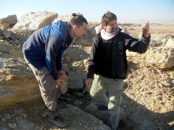 Julius Pätzold (links) und  Thomas Pohl, Leiter des Scientific Diving Center, bei geologischen Untersuchungen im Feld in der Umgebung des Sawa Lake.