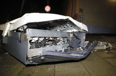 Der Zigarettenautomat wurde auf den Gehweg geschleudert.