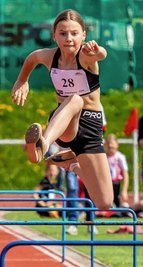 Im Lauf über die Hürden sprintete Izzie Voigt auf Platz 2, in der Gesamtwertung wurde sie Dritte in ihrer Altersklasse. 