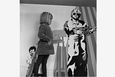 Gespiegelte Kunst mit prophetischer Dimension: Heide Stolz fotografierte 1967 Tochter Lea vor dem Bild.