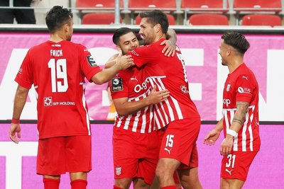 Torschützen unter sich: Dominic Baumann und Ronny König, umringt von den Teamkollegen Davy Frick und Patrick Göbel (rechts). 