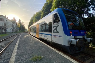 Ein Triebwagen der Freiberger Eisenbahn in Holzhau. Für das alte Bahnhofsgebäude sucht die Gemeinde einen Investor.