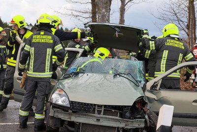 Die Feuerwehr entfernte vorsorglich das Dach des Clio, bevor der Fahrer schonend geborgen wurde.