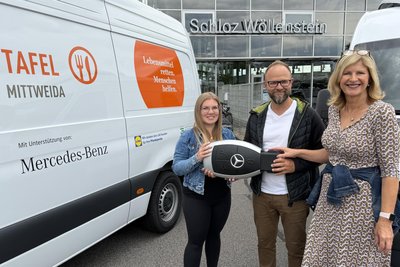 Anne Katrin Koch (r.), Ingolf Lehn und Tafel-Koordinatorin Maxi Lippmann mit den neuen Mercedes-Sprintern.