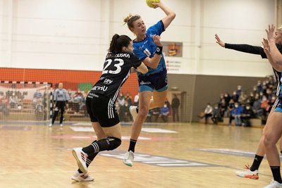BSV-Spielerin Simona Stojkovska (l.) kann Buxtehudes Isabelle Dölle nicht am Torwurf hindern. 