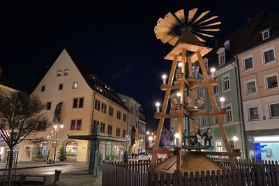 Am Mittwochabend drehte sich die Pyramide auf dem Markt bereits.