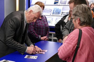 Am Ende der Veranstaltung musste Gojko Mitic noch zahlreiche Autogramme geben.