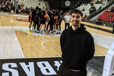 Vorn Ex-Niners-Spieler Wes Van Beck, hinten der Motivationskreis seiner Nachfolger vor dem Spiel im türkischen Manisa. Der US-Amerikaner spielt jetzt im benachbarten Izmir und besuchte seine ehemalige Mannschaft bei deren Champions-League-Spiel.