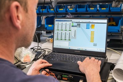Für den neuen Barbereich des Hotels Blaues Wunder in Eibenstock hat die LEC GmbH Licht- und Tontechnik entwickelt. Der Mitarbeiter richtet hier die Tontechnik ein.