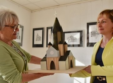Gabriele Liebert, Vorsitzende des Heimatvereins Niederfrohna (li.), und Kunstpädagogin Anett Bonitz in der Ausstellung im Niederfrohnaer Rathaus