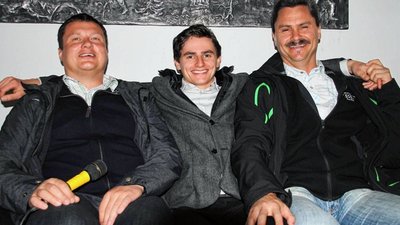 Im Jahr 2011 sah die Skisprungwelt im Erzgebirge noch etwas freundlicher aus. Richard Freitag, hier mit seinen Trainern Tino Haase (l.) und Peter Grundig (r.), hatte damals mit dem JWM-Mannschafts-Silber in Otepää seinen ersten bedeutsamen Erfolg errungen. 