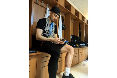 Der Moment nach dem größten Erfolg seiner Karriere: Wes Van Beck in der Umkleidekabine von Istanbul nach dem Gewinn des Fiba Europe Cup im April 2024.