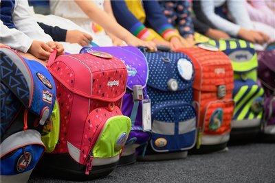 In diesen Tagen ein gängiges Bild: Die Abc-Schützen werden auch im Vogtlandkreis eingeschult. Der Anteil derjenigen Kinder, deren Eltern eine Empfehlung auf Rückstellung erhalten haben, ist ähnlich hoch wie vor Corona. 