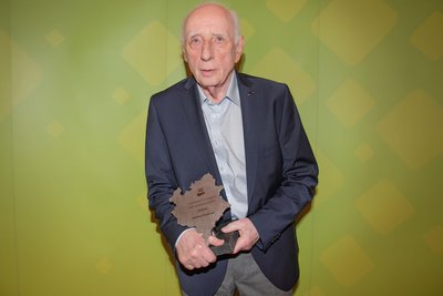 Ekkehard Brückner aus Oelsnitz wurde bei der Ehrenamtsgala für sein jahrzehntelanges Engagement im Bereich Sport gewürdigt.