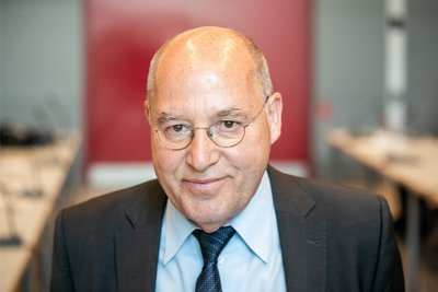 Gregor Gysi (Die Linke) gehört dem Bundestag mit einer kurzen Unterbrechung seit 1990 an.
