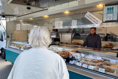 Der Verkaufswagen der Feinfischräucherei Rienow parkt regelmäßig jeden Donnerstag in Flöha.